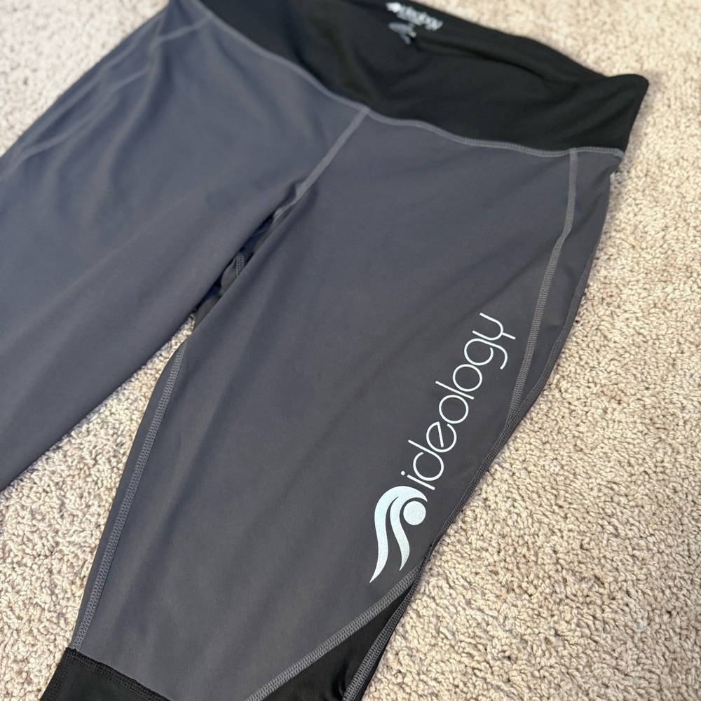 NWOT Ideology Gray and Black Sport Athletic Capri Leggings Size Large